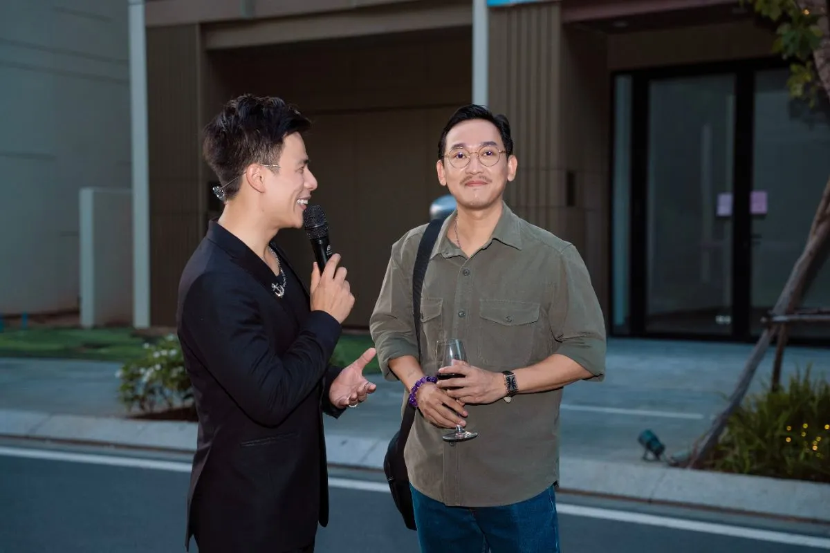 Hứa Vĩ Văn tại triển lãm hội họa cá nhân của Hứa Thanh Tùng