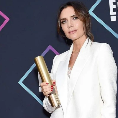 Điểm tin thời trang: Victoria Beckham là Biểu tượng thời trang tại People’s Choice Awards, Michelle Obama xuất hiện trên bìa tạp chí ELLE Mỹ tháng 12