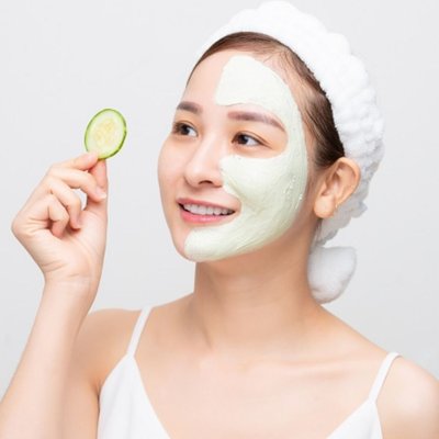 Cô gái đắp mặt nạ dưa leo