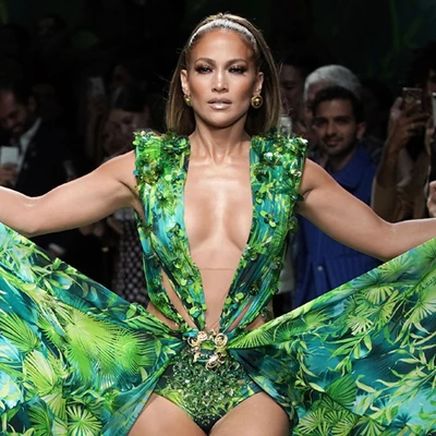 jennifer lopez versace xuân hè 2020
