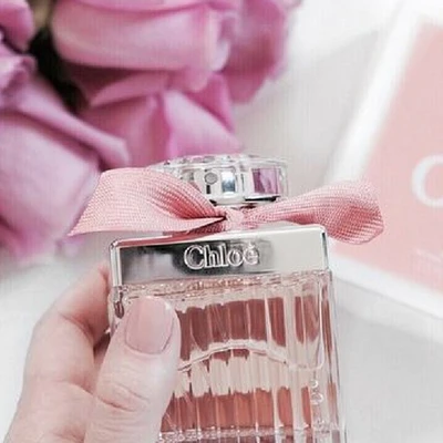 Nước hoa nữ có hương thơm nhẹ nhàng và bình yên