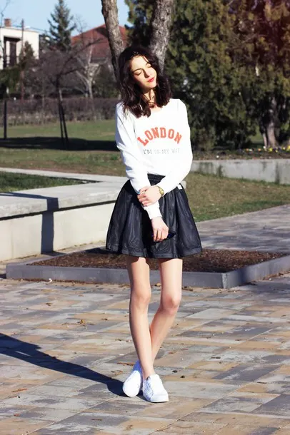 Phối sneakers với váy mini