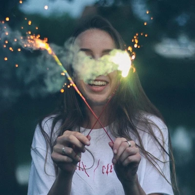 cô gái cầm hai cây pháo sáng