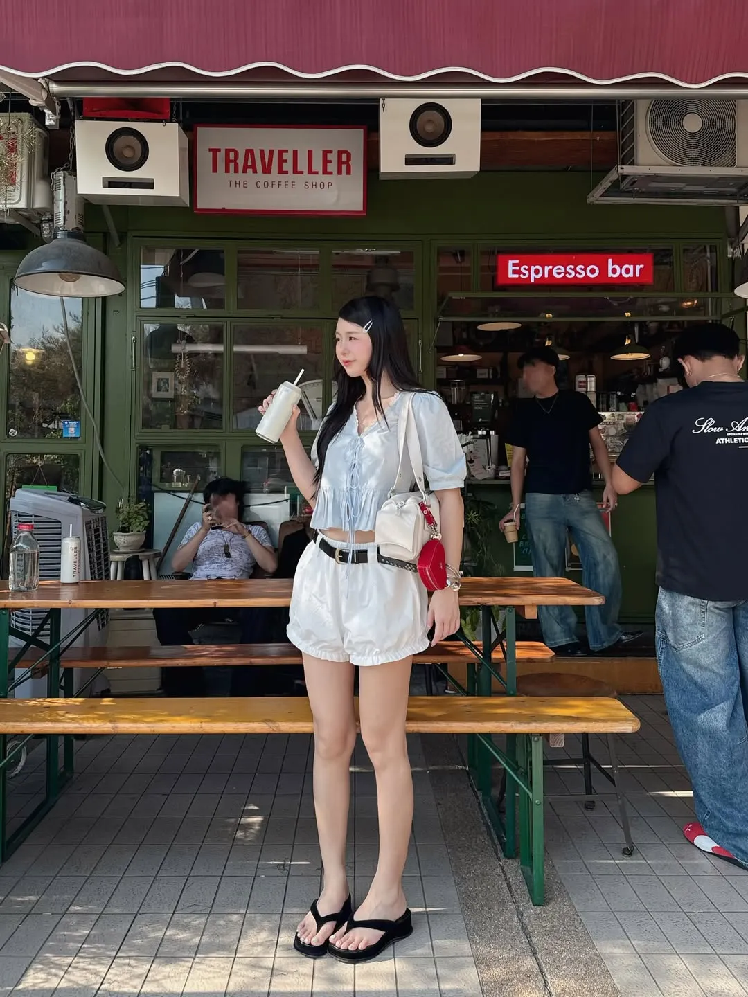 Sự đối lập thú vị giữa đôi dép đế bánh mì cứng cáp và chiếc quần short bí ngô phồng nhẹ điệu đà.