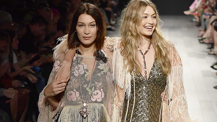 Chị em nhà Gigi Hadid và Bella Hadid diễn sâu trên sàn catwalk