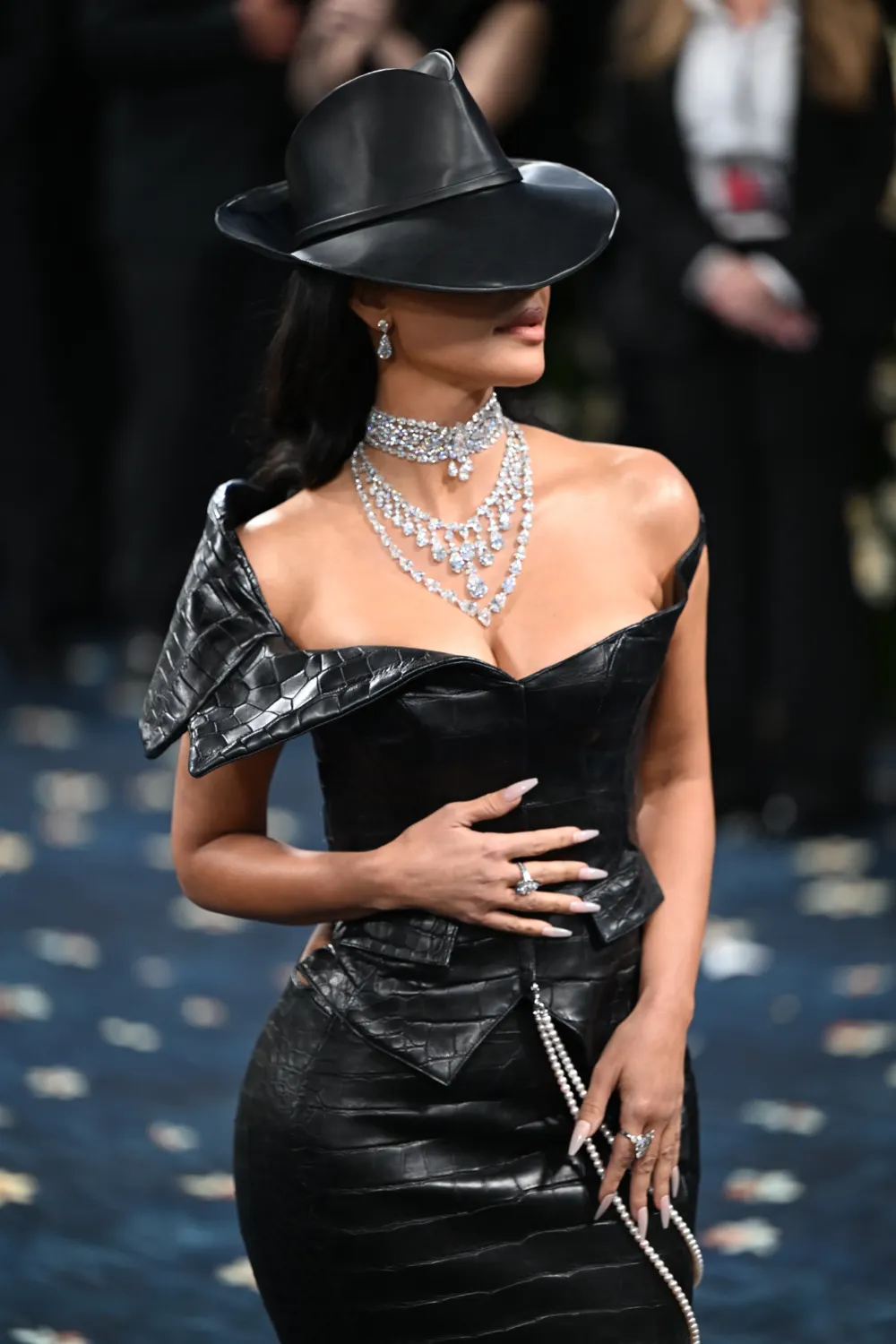 kim kardashian diện mũ tại met gala 2025