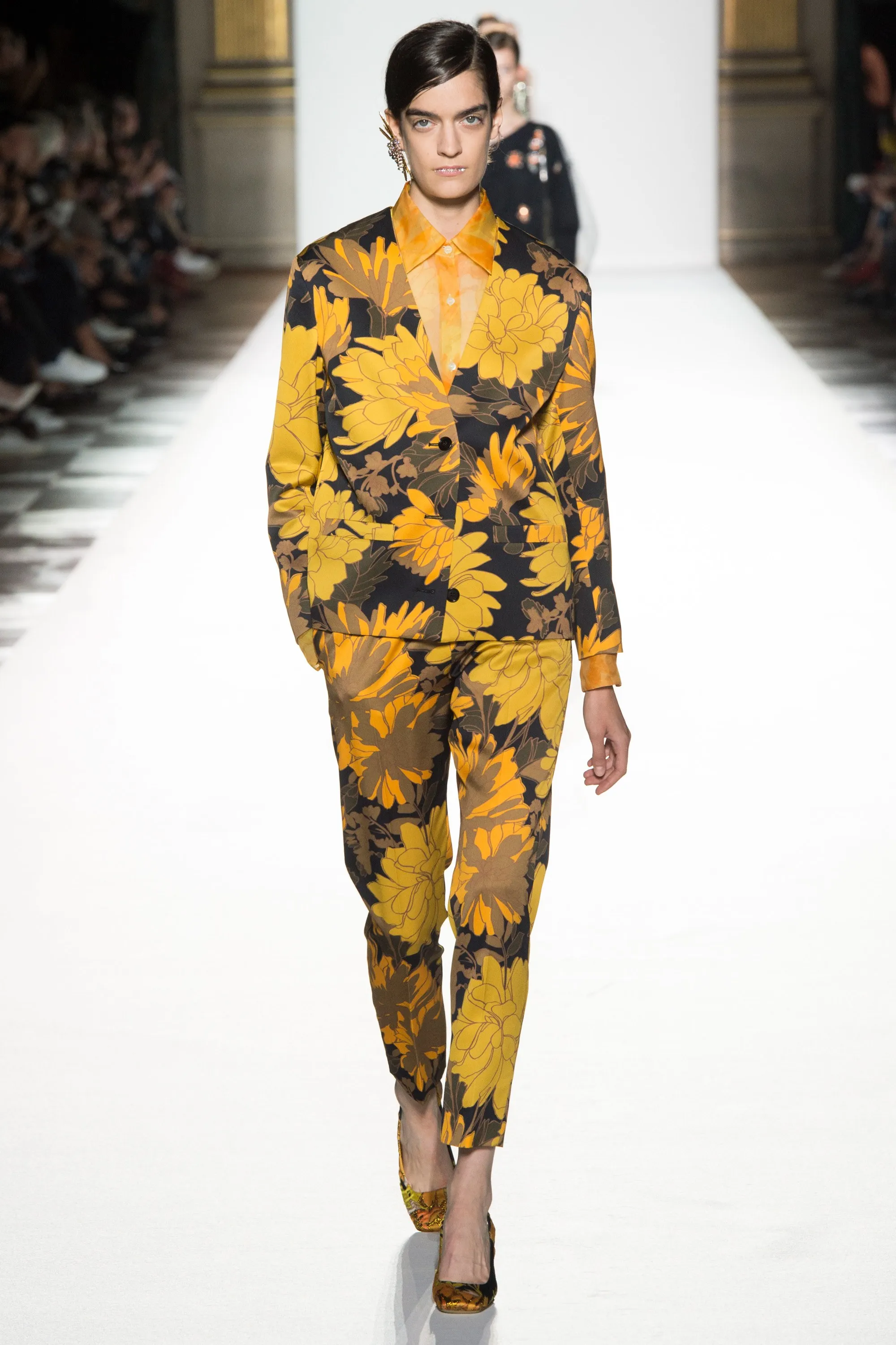 Paris Fashion Week: Muôn màu tích cực trong bst Xuân 2018 của Dries Van Noten
