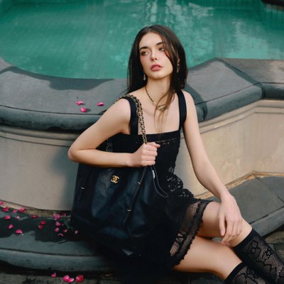 cô gái đeo túi Chanel làm việc thành công
