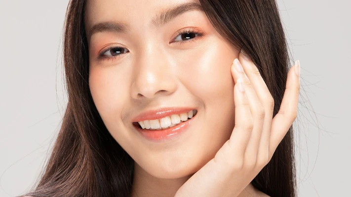 tảo xoắn-cô gái da căng bóng đưa tay áp lên mặt