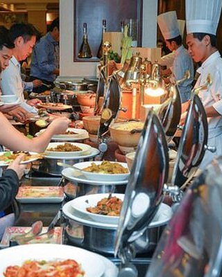 bua trua 5 sao tai khach san sharaton hanoi