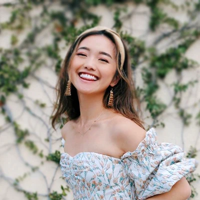cách mặc đẹp của youtuber jenn im với áo trễ vai in hoa
