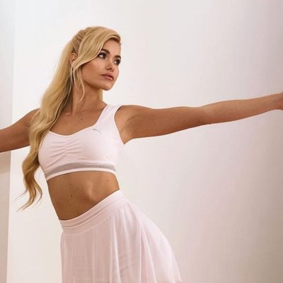 Cô nàng Pamela Reif sở hữu cơ bụng số 11