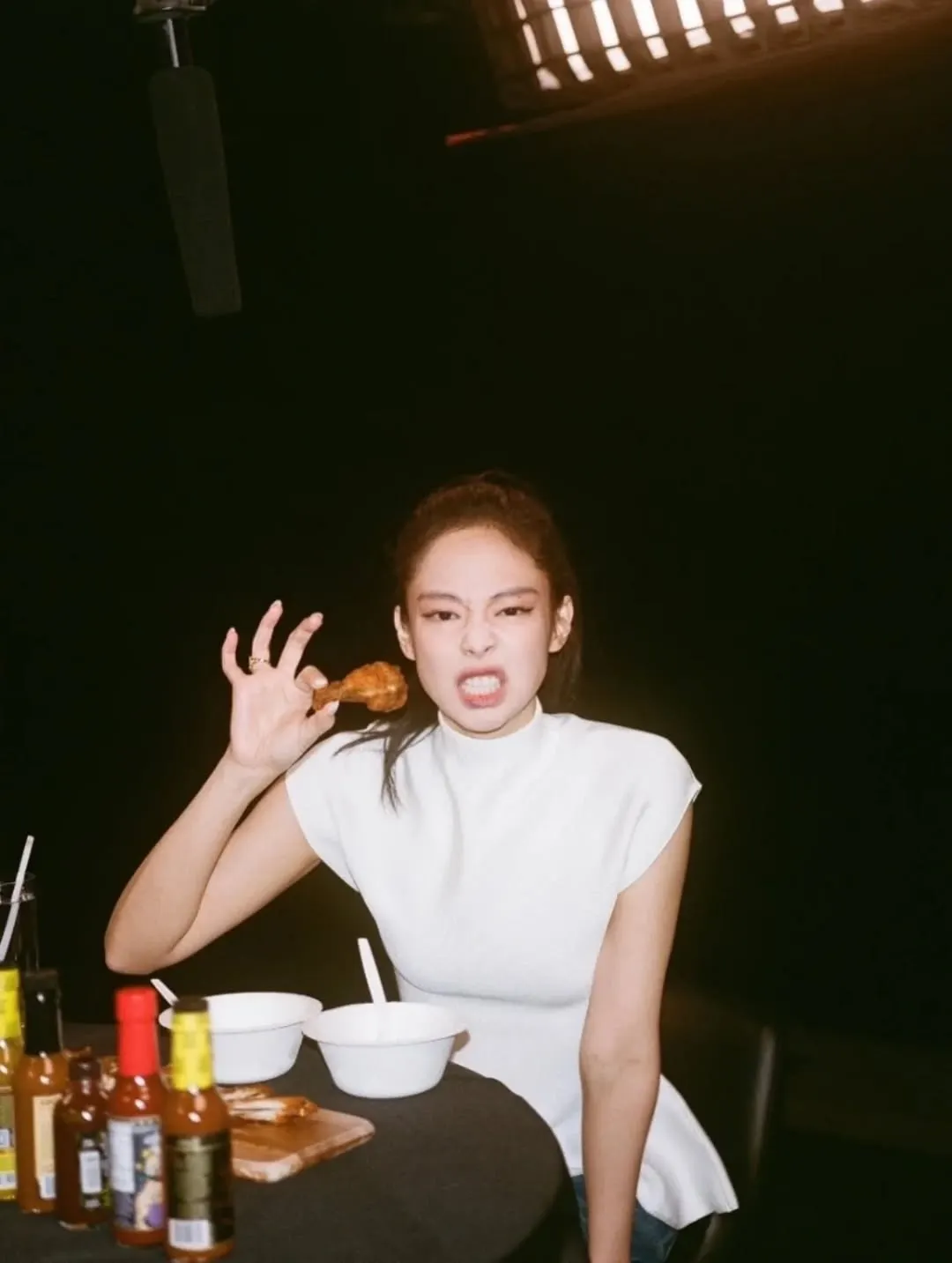 jennie diện áo peplum phối quân tây 