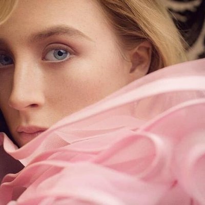 Saoirse Ronan mặc áo màu hồng.