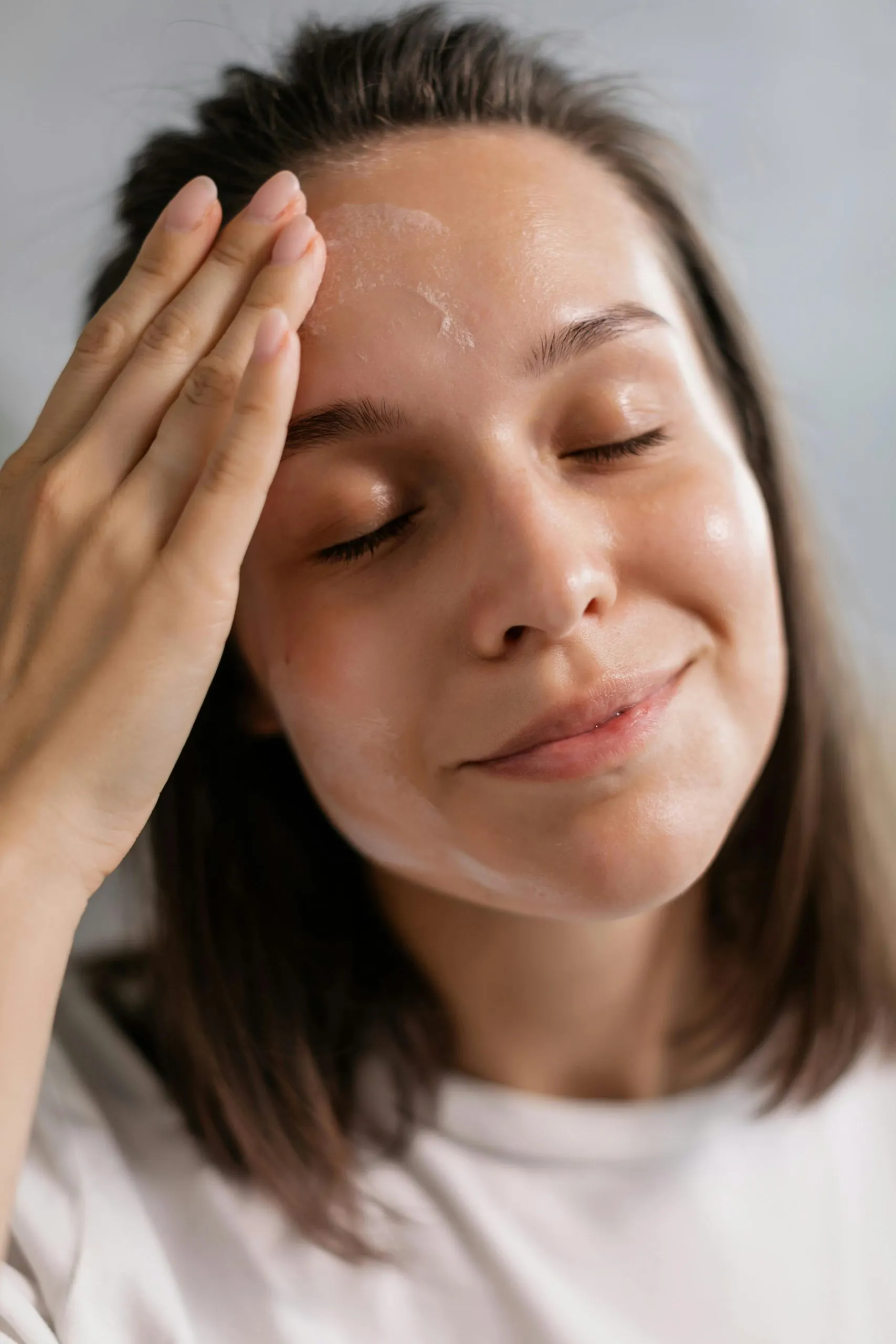 Cô gái đang dưỡng da mặt, peel da