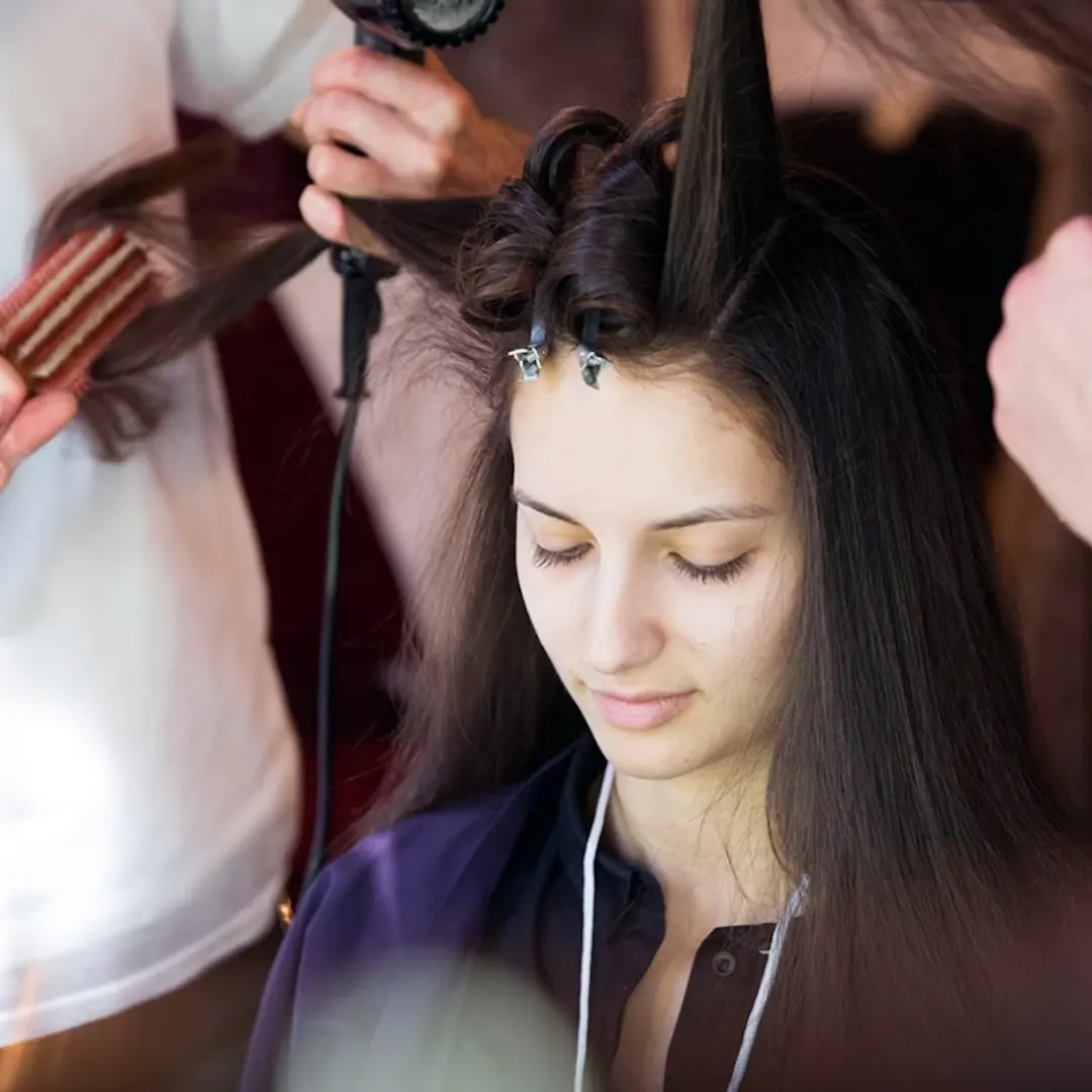 Hình ảnh cô gái đang làm tóc ở salon.