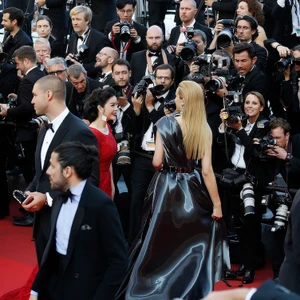 Lý Nhã Kỳ nổi bật với sắc đỏ cổ điển tại Cannes 2016 23