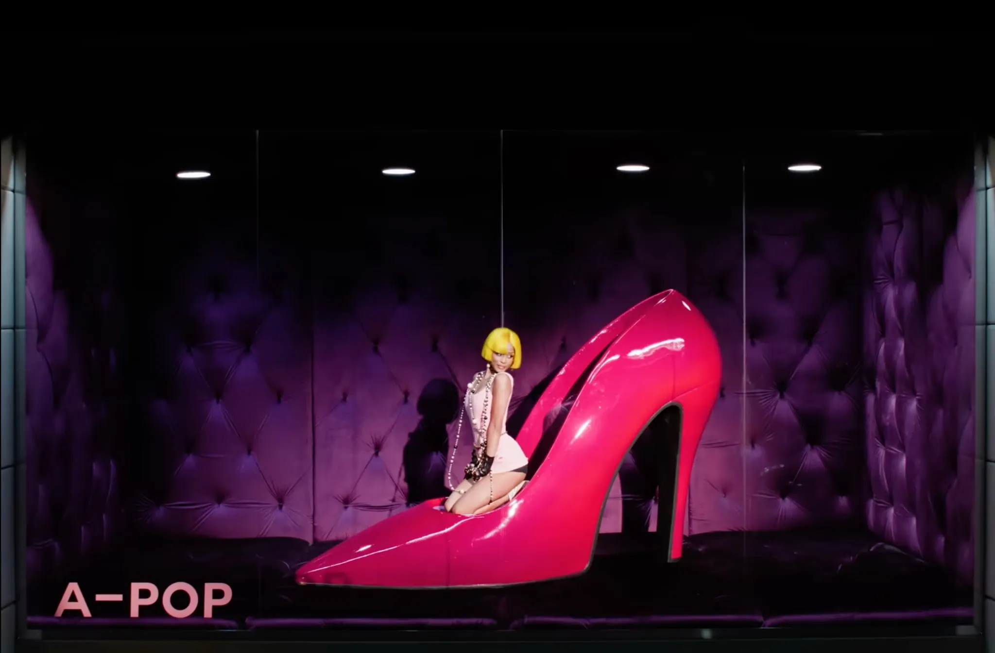 Váy hồng trong BST Xuân-Hè 1993