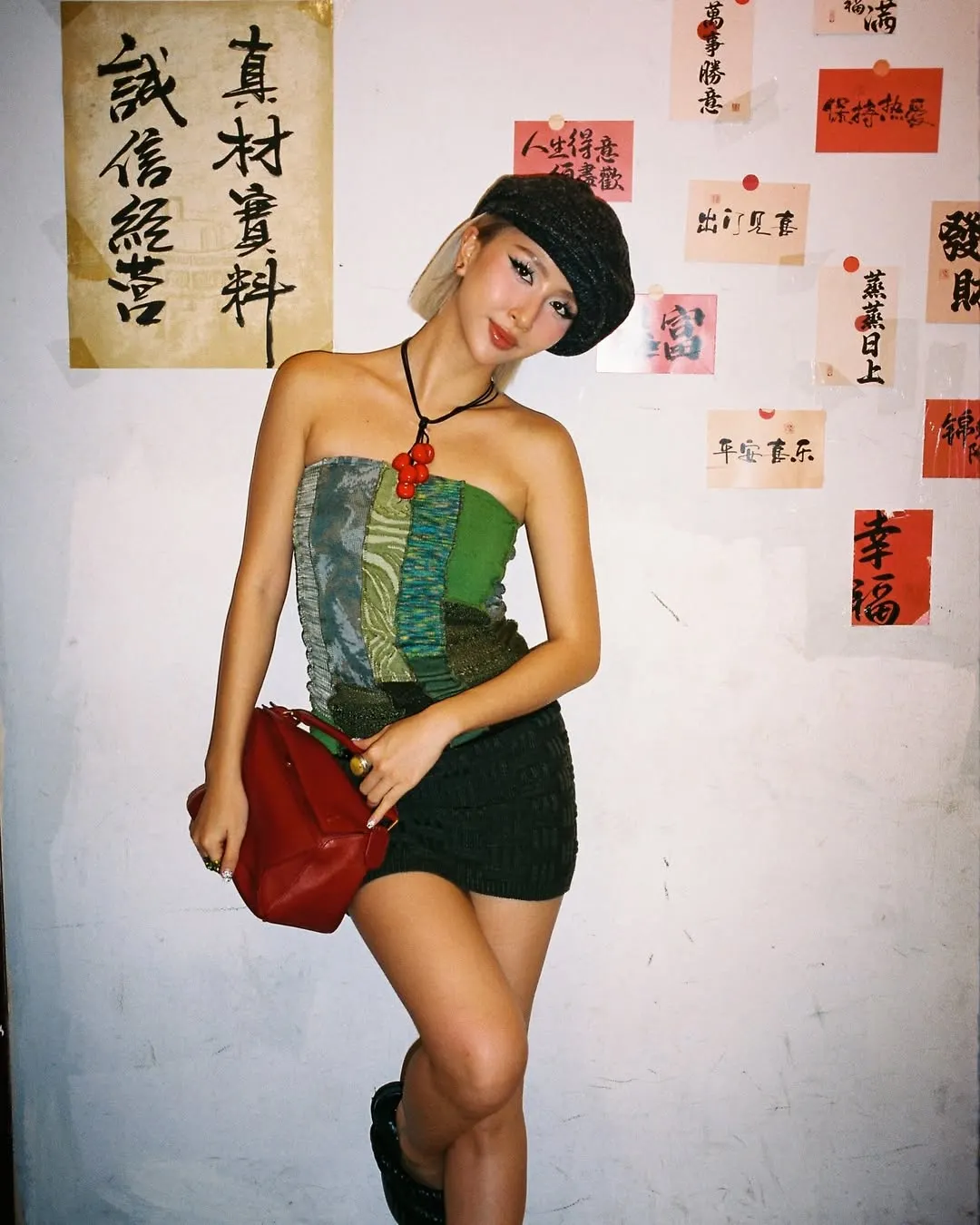 Không cần tạo kiểu cầu kỳ, một chiếc mũ nồi cổ điển là đủ để biến sự "vội vã" thành phong thái của một quý cô thực thụ.