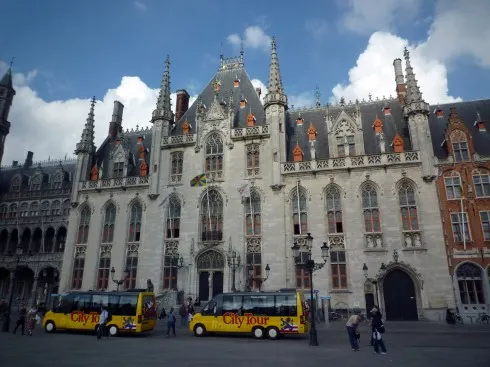 Tòa thị chính Bruges tại quảng trường trung tâm
