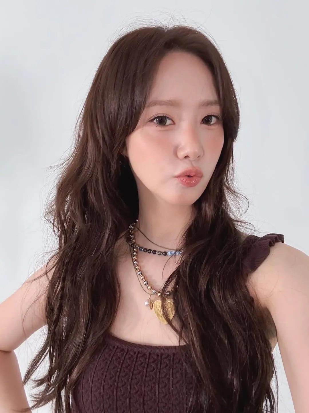 Yoona (SNSD) khoe làn da sáng mịn và lớp makeup glowy tự nhiên trong loạt ảnh selfie mới.