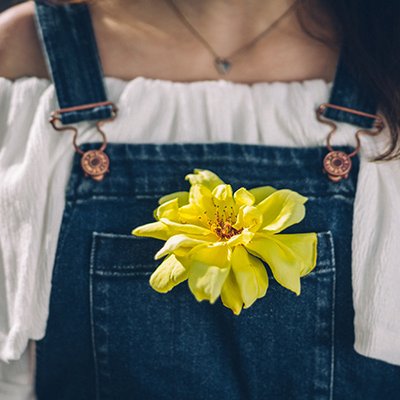 cô gái mặc yếm tổn thương