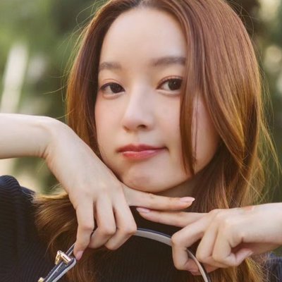 Cô gái châu Á xinh xắn đang tạo dáng, enzyme