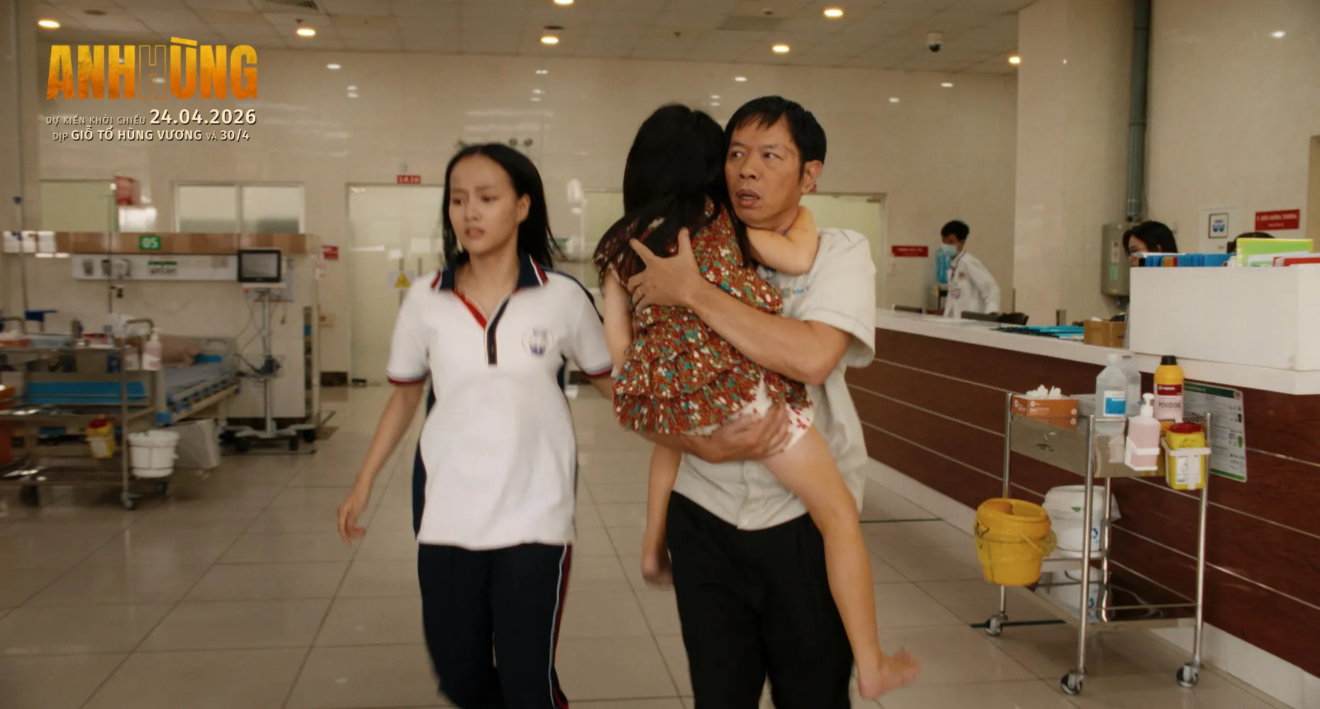 Thái Hòa đóng vai người cha trong phim Anh Hùng.