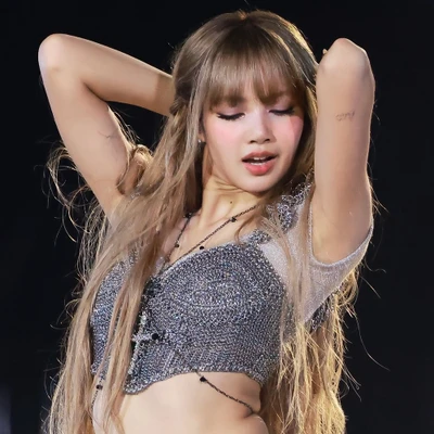 Lisa BLACKPINK với phong cách trang điểm mắt nhũ hồng nhẹ