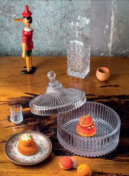 Hộp pha lê Vintage 2.500.000 VNĐ; Bộ bình sake và hai cốc màu vàng cam 300.000 VNĐ; Bộ bình rượu pha lê và 2 ly pha lê Vintage 3.300.000VNĐ; Pinochio gỗ Vintage 450.000 VNĐ ANTIQUE STREET Món ăn: Religieuse su cùng sốt kem vị chanh Yuzu và bưởi ATELIER DES REVES