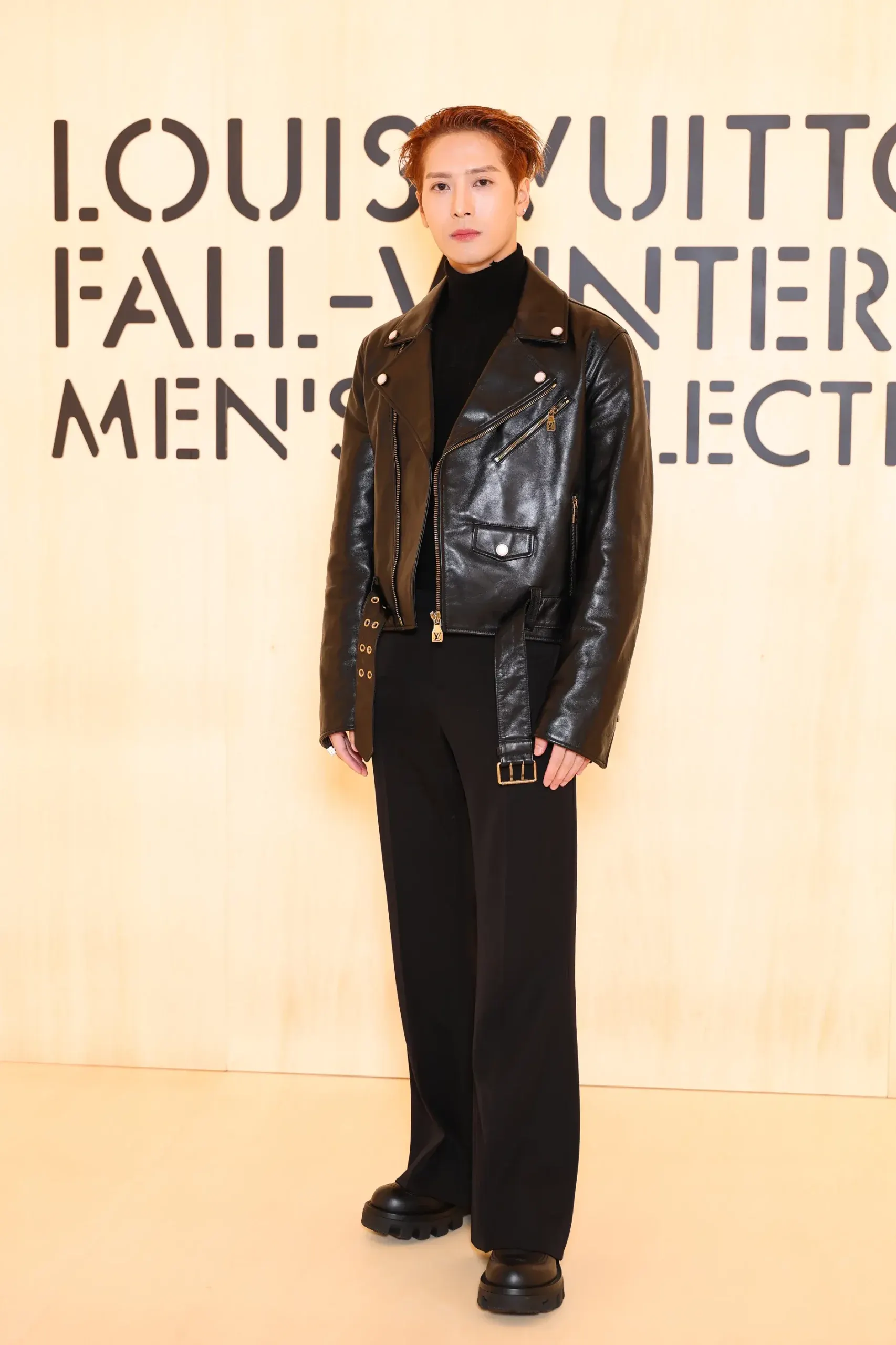 Jackson Wang (Vương Gia Nhĩ): Nam ca sĩ toát lên vẻ nam tính và quyền lực trong bộ trang phục đen toàn tập, kết hợp giữa áo khoác da biker mạnh mẽ và đôi giày chunky đế thô.