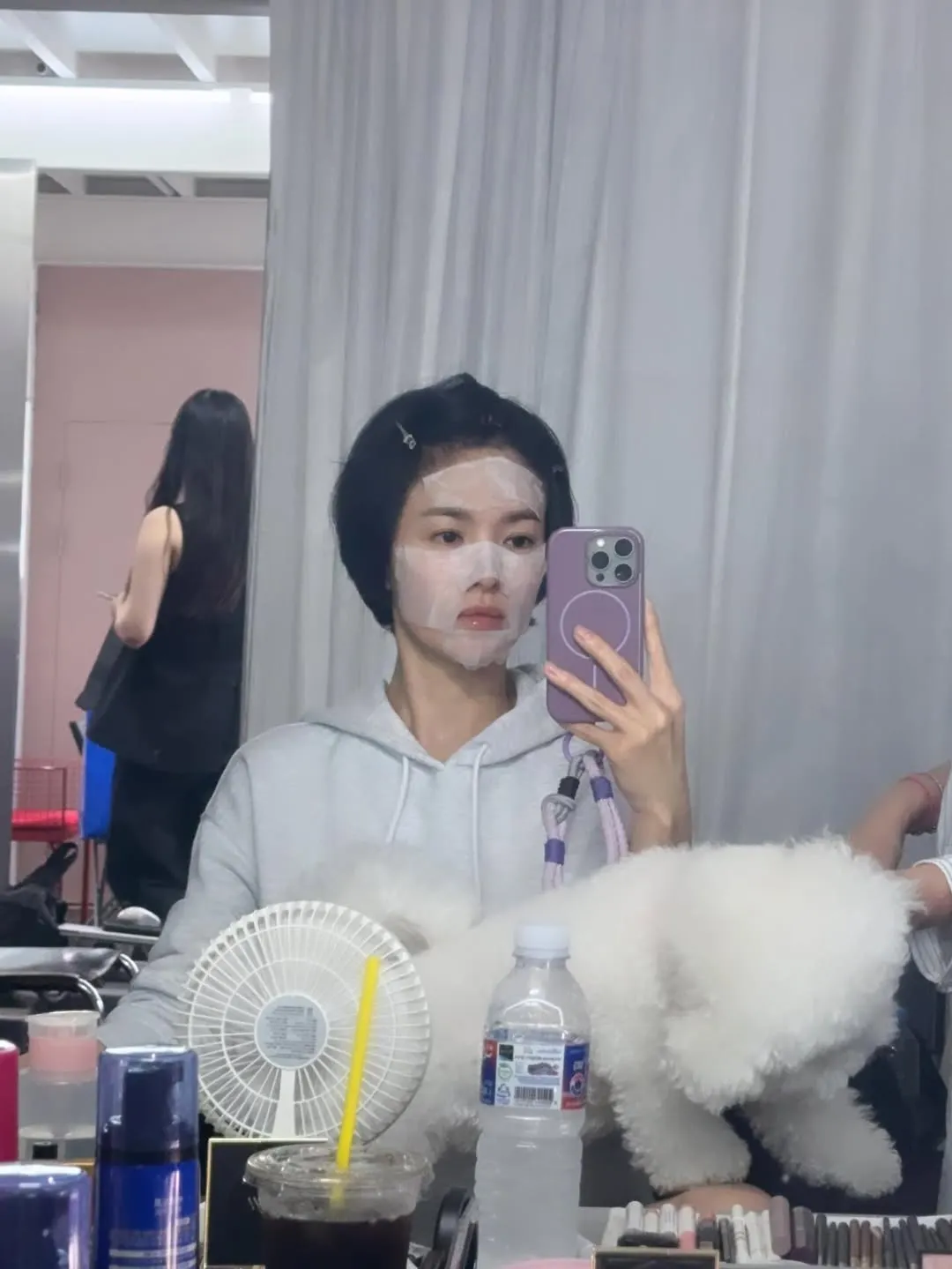 Song Hye Kyo đắp mặt nạ giấy trong phòng trang điểm, chuẩn bị cho bước skincare dưỡng sáng