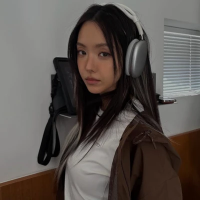 Son Na Eun đeo tai nghe