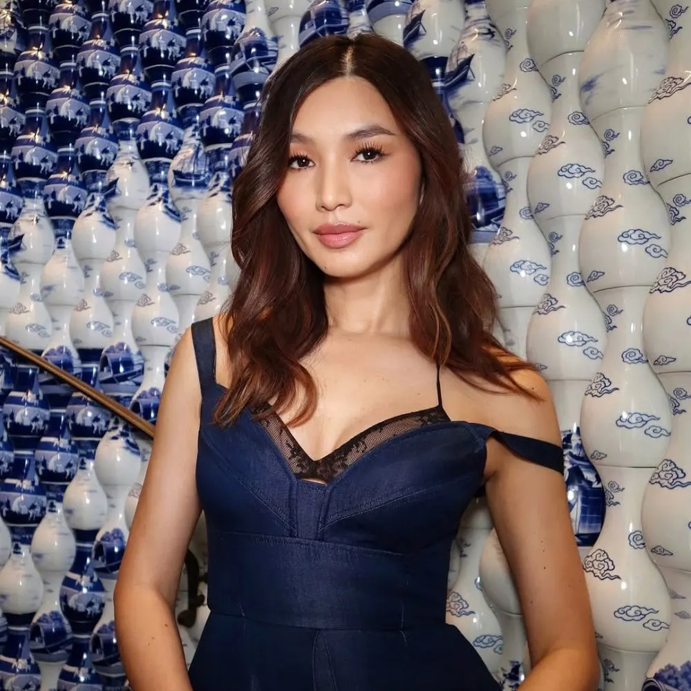 Hình ảnh Gemma Chan với tóc xoăn lơi dự tiệc.