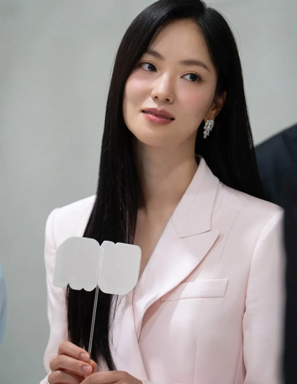 Jeon Yeo-bin cùng vẻ đẹp dịu dàng giữa khung cảnh tối giản