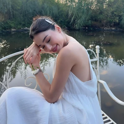 cô gái ngồi bên ghế