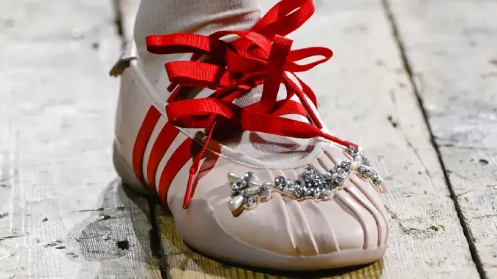 Khi những đôi giày thể thao được điểm xuyết bằng ren và ngọc trai, xóa nhòa ranh giới giữa năng động và nét mộng mơ thuần khiết.