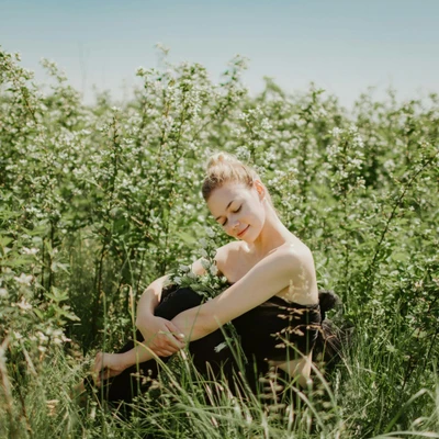 cô gái ngồi trên cánh đồng tử vi ngày 10/4/2026