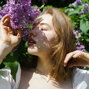 cô gái cung hoàng đạo đứng dưới chùm hoa tím