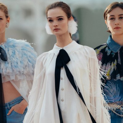 chanel - ba người mẫu châu Âu mặc trang phục vải voan để trình diễn trong show Chanel Xuân-Hè 2025