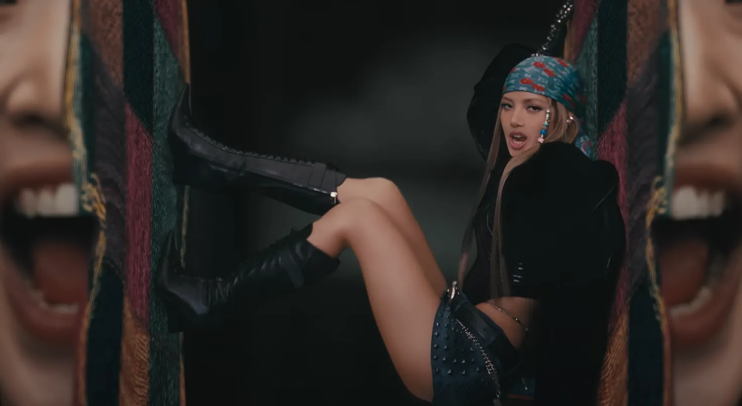Lisa thời trang BLACKPINK trong “Jump” 