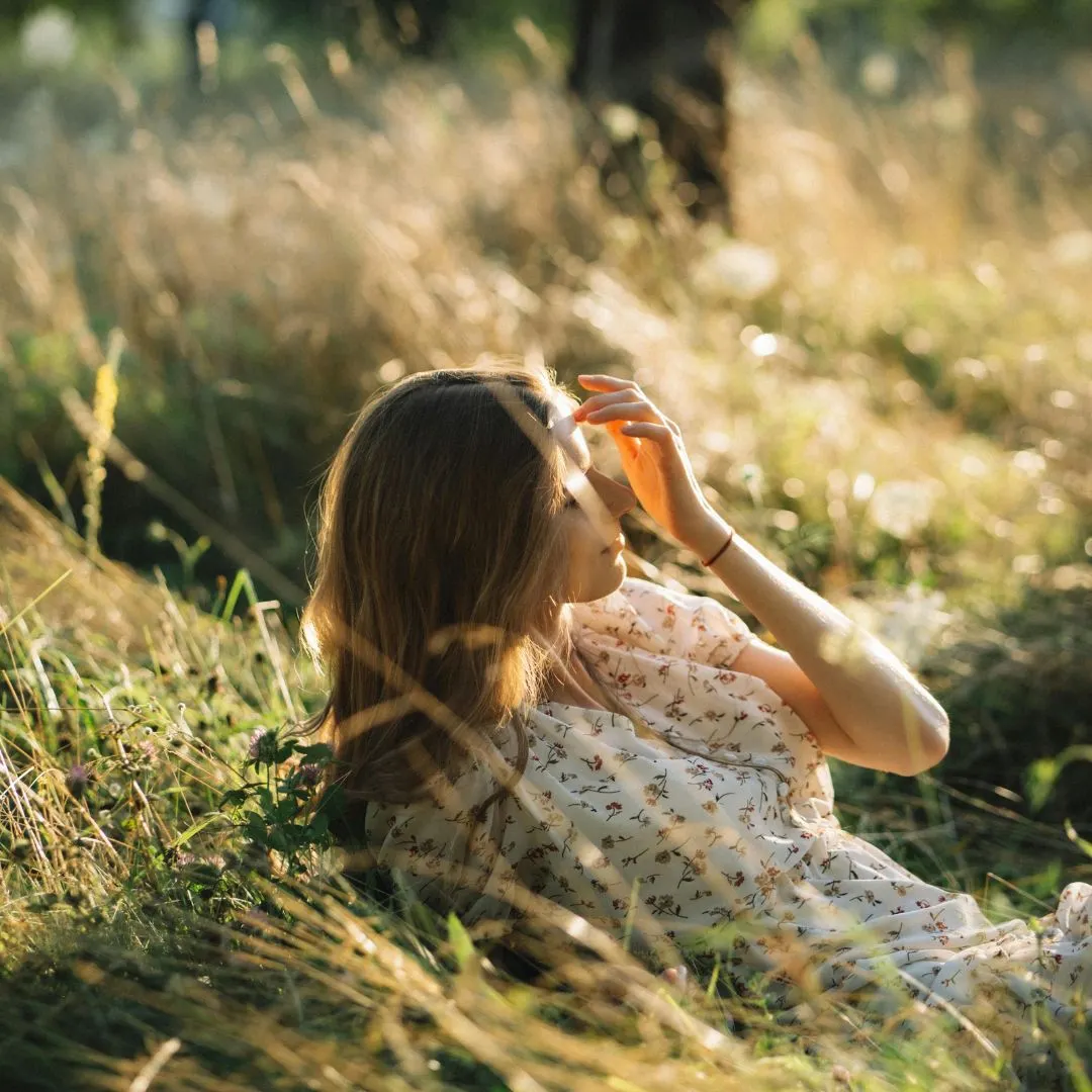 cô gái nằm trên bãi cỏ dưới ánh nắng tử vi ngày 23/4/2026