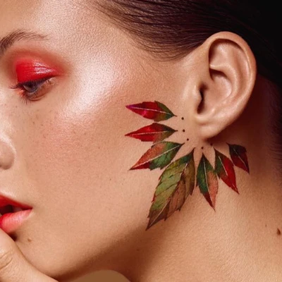 Hình xăm đẹp-Cô gái xăm hình chiếc lá.