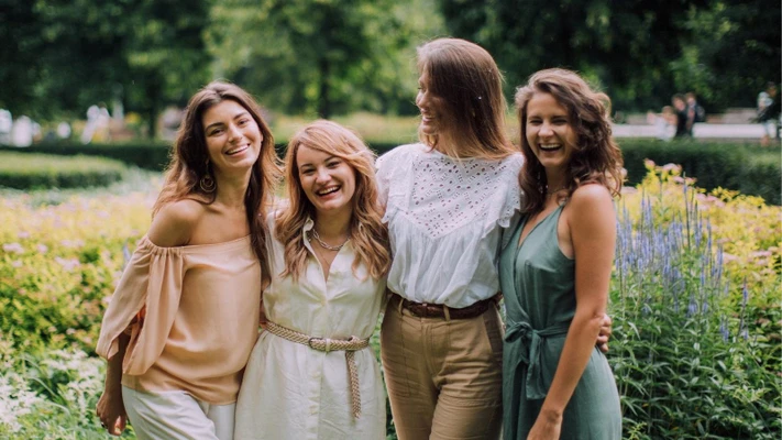 chị em gái vui vẻ trong ngày Sisters Day