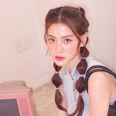 Tóc thẳng-Baifern Pimchanok ngồi tạo dáng với túi xách.