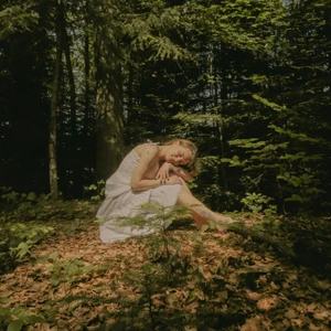 cô gái ngồi trên đống lá trong rừng tử vi ngày 7/12/2025