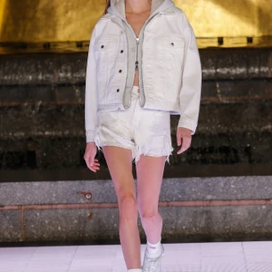 áo khoác lửng và quần shorts