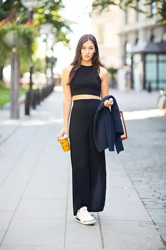 Phối sneakers với váy maxi