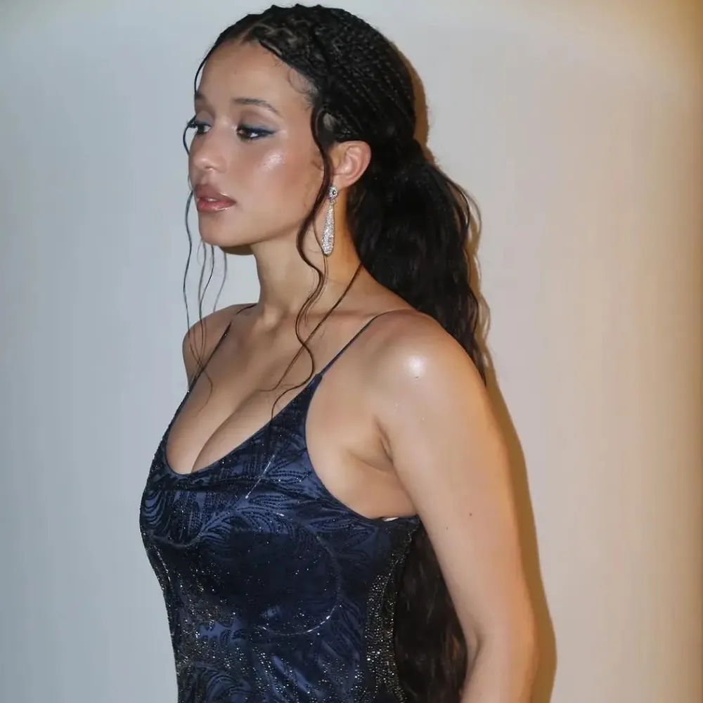 cô gái mang đầm xanh dương đậm