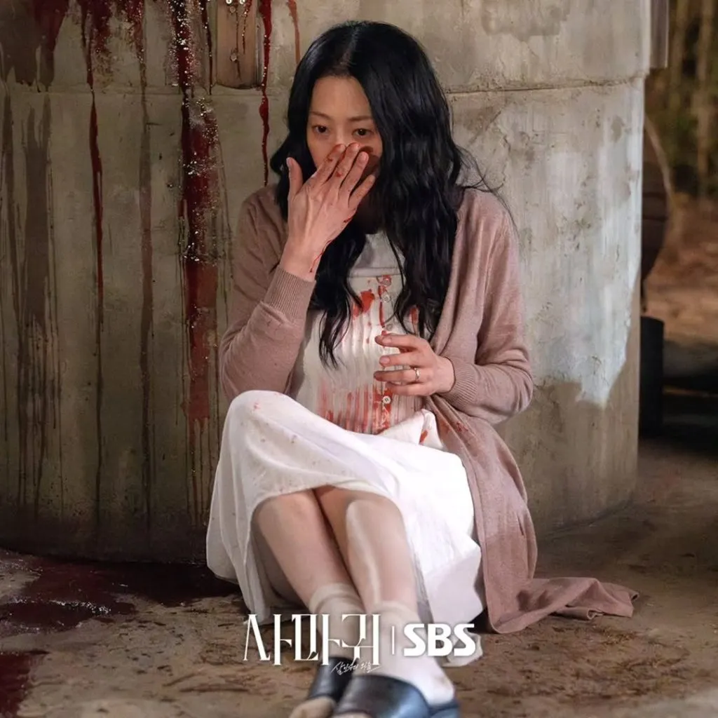 Go Hyun Jung diện váy cổ cao tông trầm tôn nét quyền lực